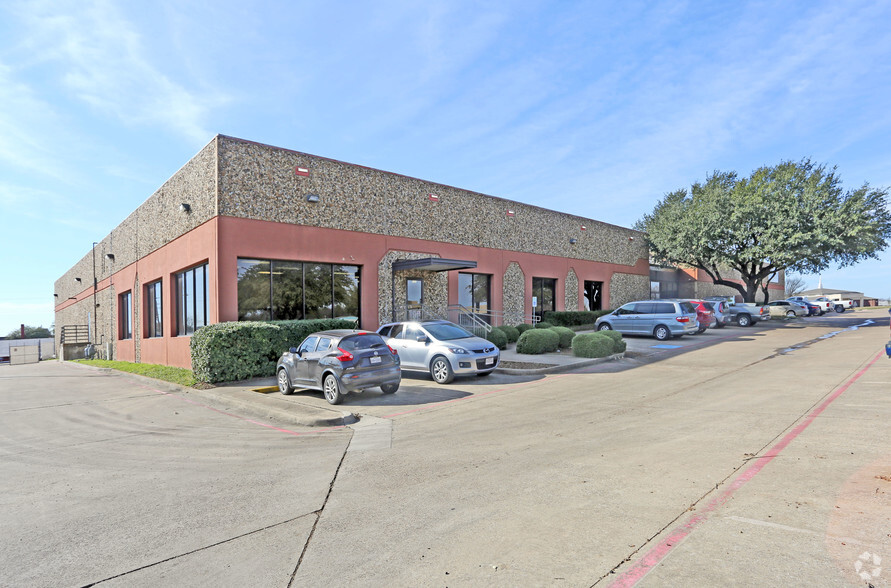 100-102 Ezell Dr, DeSoto, TX for lease - Primary Photo - Image 2 of 5