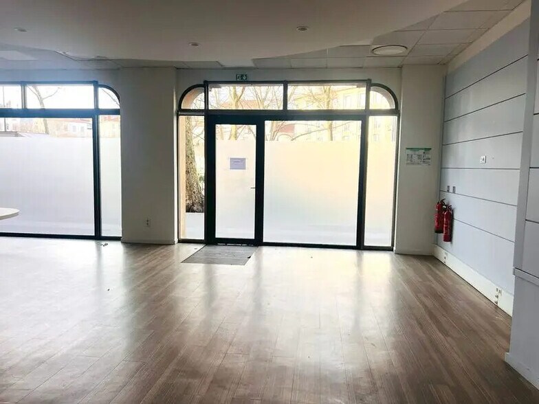 Office in Lyon for sale - Building Photo - Image 2 of 4