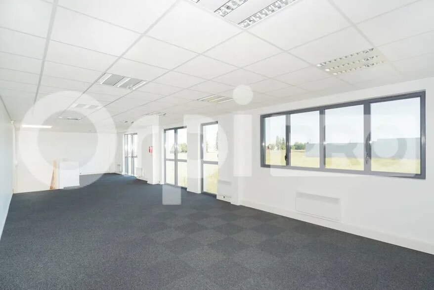 Flex in Lieusaint for lease - Interior Photo - Image 2 of 12