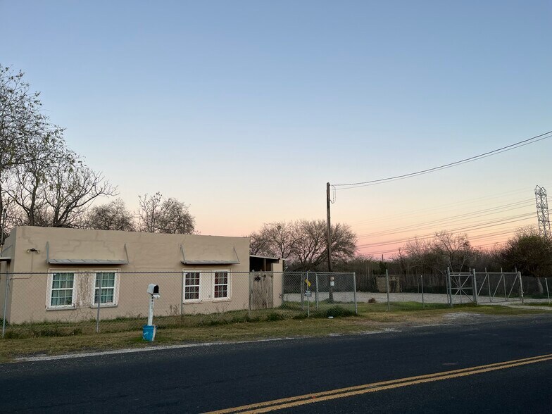 13942 Old Corpus Christi Rd, Elmendorf, TX for sale - Primary Photo - Image 1 of 1