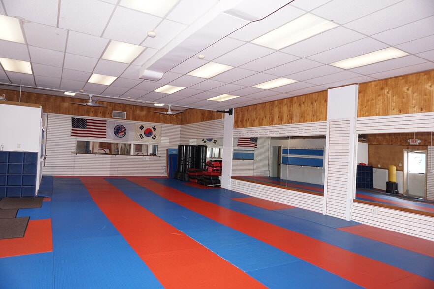 379 Shippan Ave, Stamford, CT for lease - Building Photo - Image 2 of 9