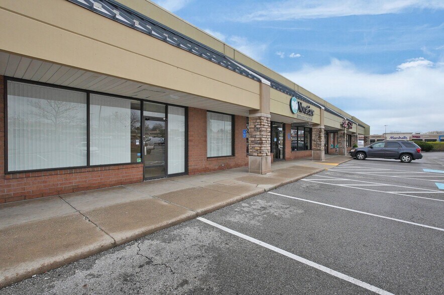 747-889 Bethel Rd, Columbus, OH for lease - Building Photo - Image 2 of 12