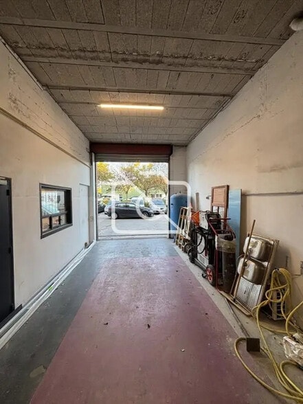 Industrial in Élancourt for lease - Building Photo - Image 1 of 10