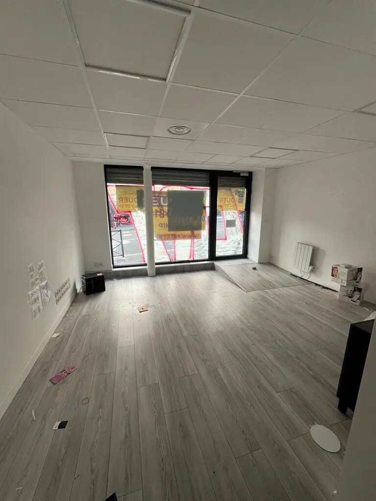 Retail in Paris for lease Building Photo- Image 1 of 7