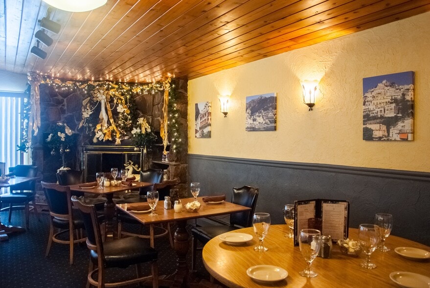 9 Willow St, Oswego, NY for sale - Interior Photo - Image 3 of 10