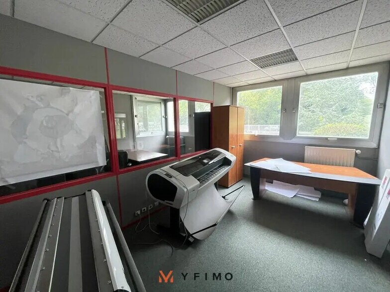 Flex in Juziers for lease - Building Photo - Image 3 of 5