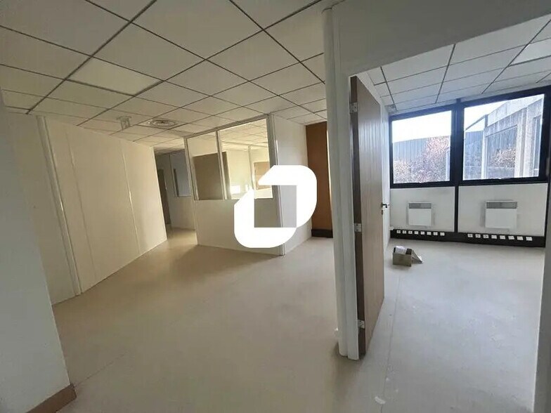 Office in Argenteuil for lease - Interior Photo - Image 2 of 9