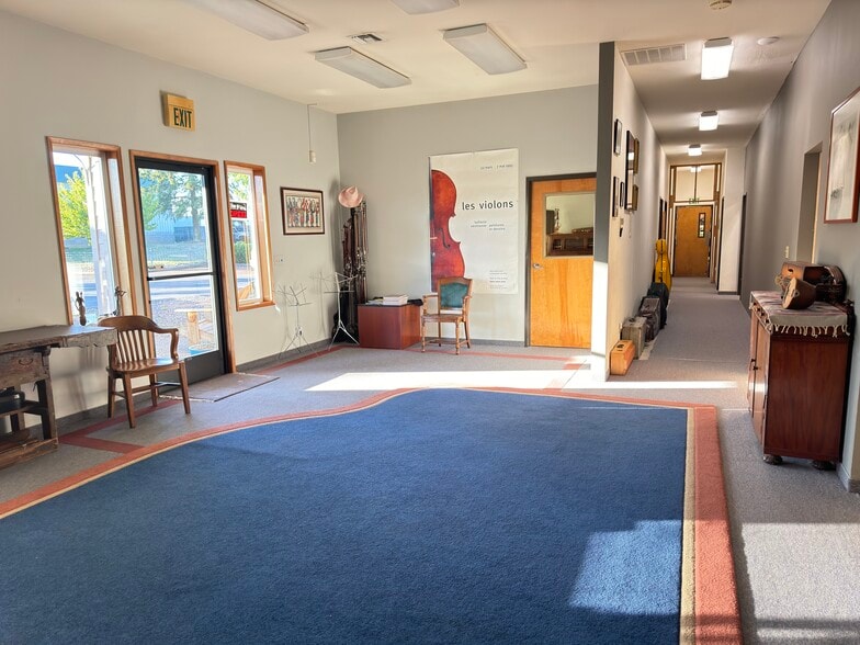 110 S Elliott Rd, Newberg, OR for lease - Interior Photo - Image 2 of 8