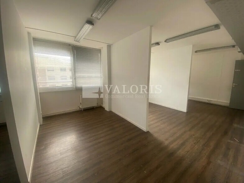 Office in Villeurbanne for lease - Interior Photo - Image 3 of 11