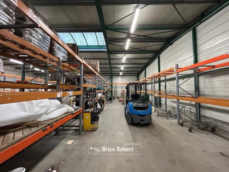 Flex in Saint-Priest for lease - Building Photo - Image 3 of 12