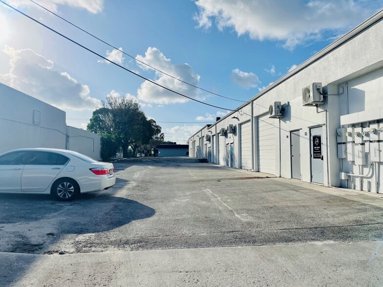 1109 Okeechobee Rd, West Palm Beach, FL for lease - Building Photo - Image 3 of 21