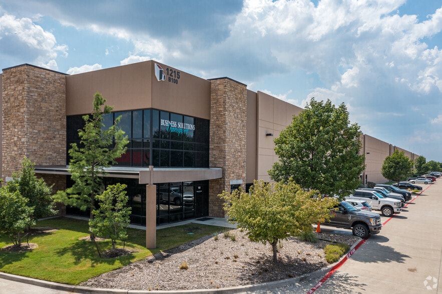 1215 W Crosby Rd, Carrollton, TX for sale - Building Photo - Image 1 of 1
