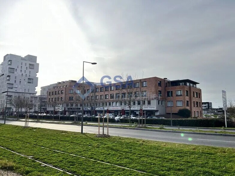 Retail in Évry-Courcouronnes for lease - Building Photo - Image 1 of 5