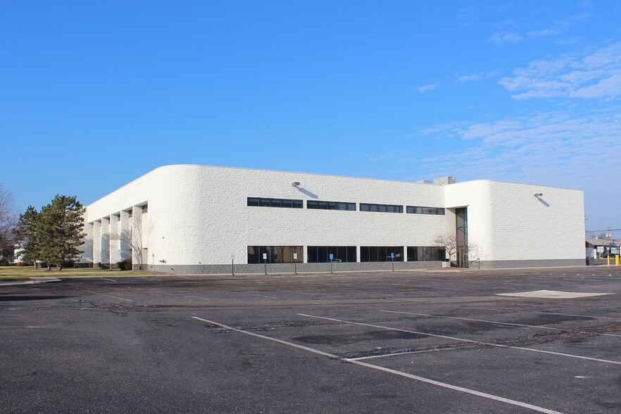 999 Tech Row, Madison Heights, MI for lease - Primary Photo - Image 1 of 4