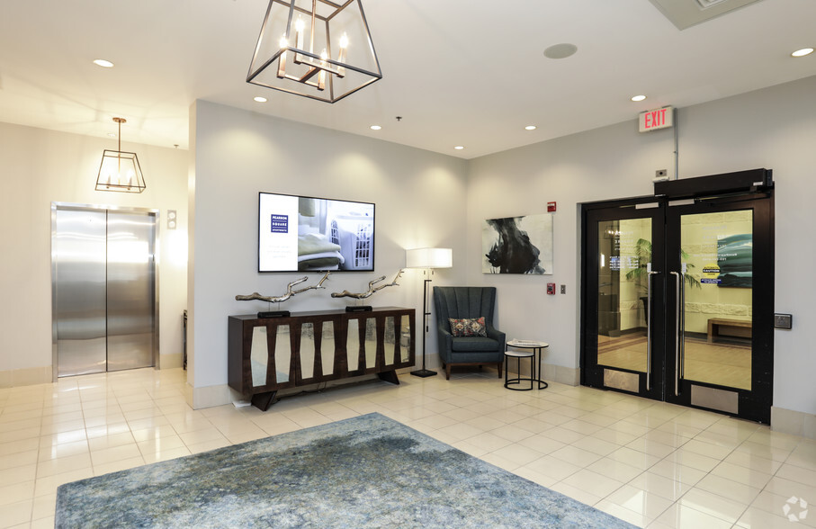 410 S Maple Ave, Falls Church, VA for lease - Lobby - Image 2 of 36