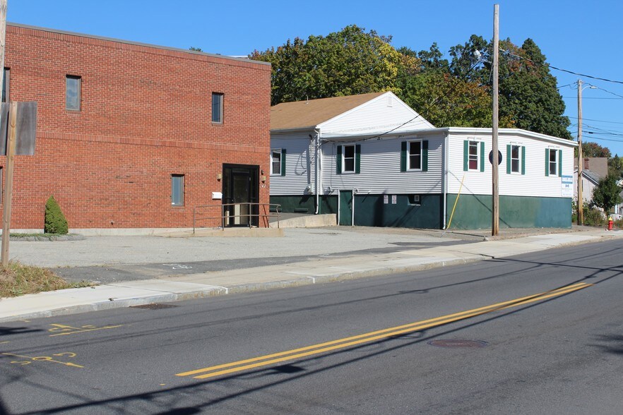 43 Sheridan St, Chicopee, MA 01020