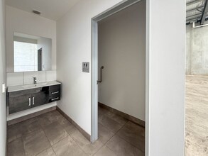 4 Gold Ct, Deer Park for lease Interior Photo- Image 2 of 6