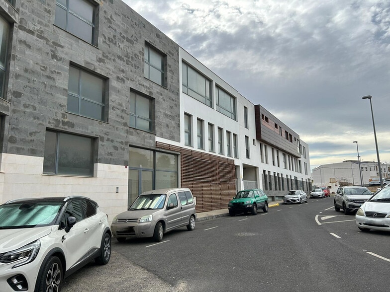 Calle de la República de Ecuador, Puerto del Rosario, Las Palmas for sale - Building Photo - Image 3 of 6