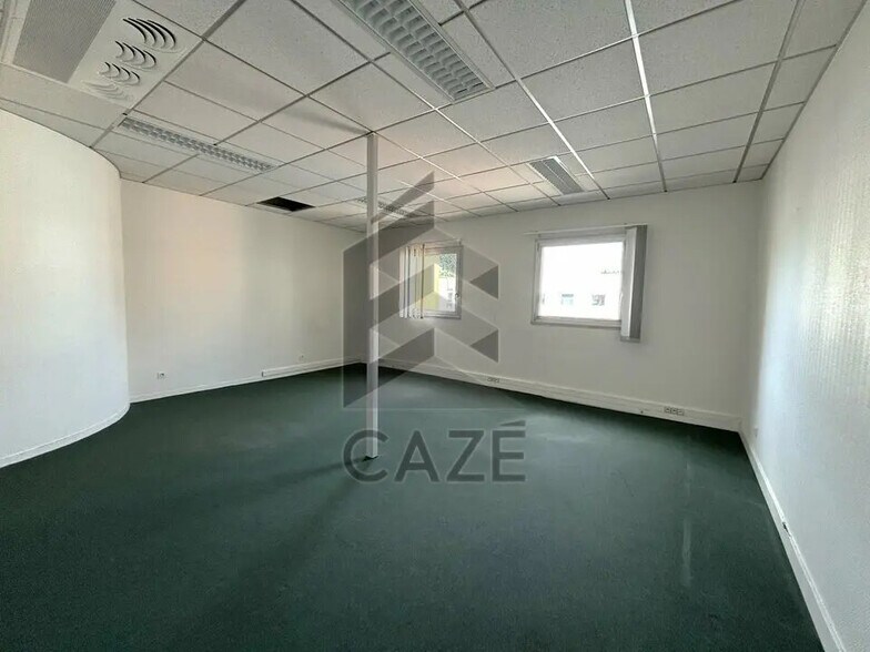 Office in Pessac for lease - Interior Photo - Image 3 of 4