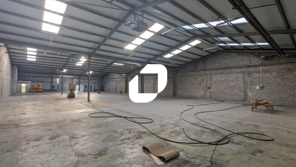 Flex in Servon for lease - Interior Photo - Image 3 of 6