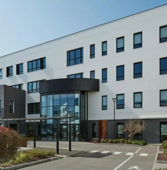 Office in Genas for lease - Building Photo - Image 1 of 8