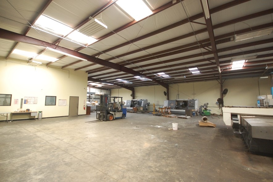 7211 Spindle Dr, Houston, TX for lease - Building Photo - Image 3 of 6