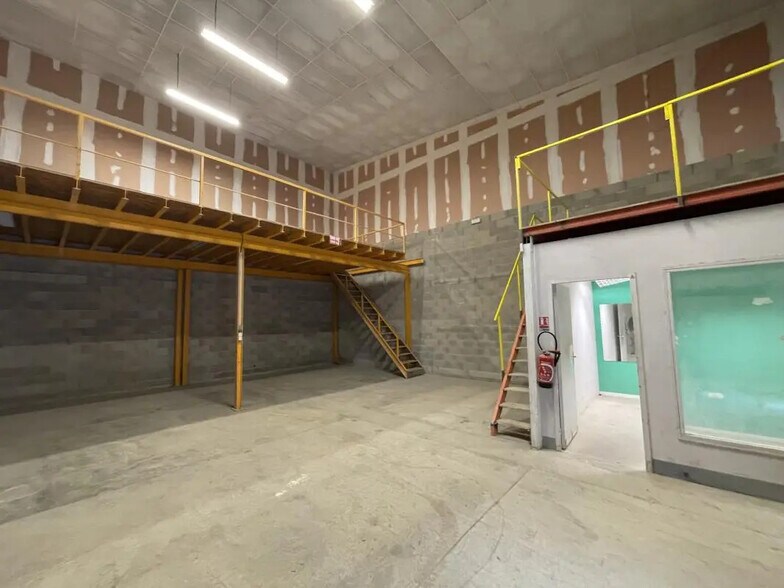 Flex in Vendargues for lease - Interior Photo - Image 1 of 9