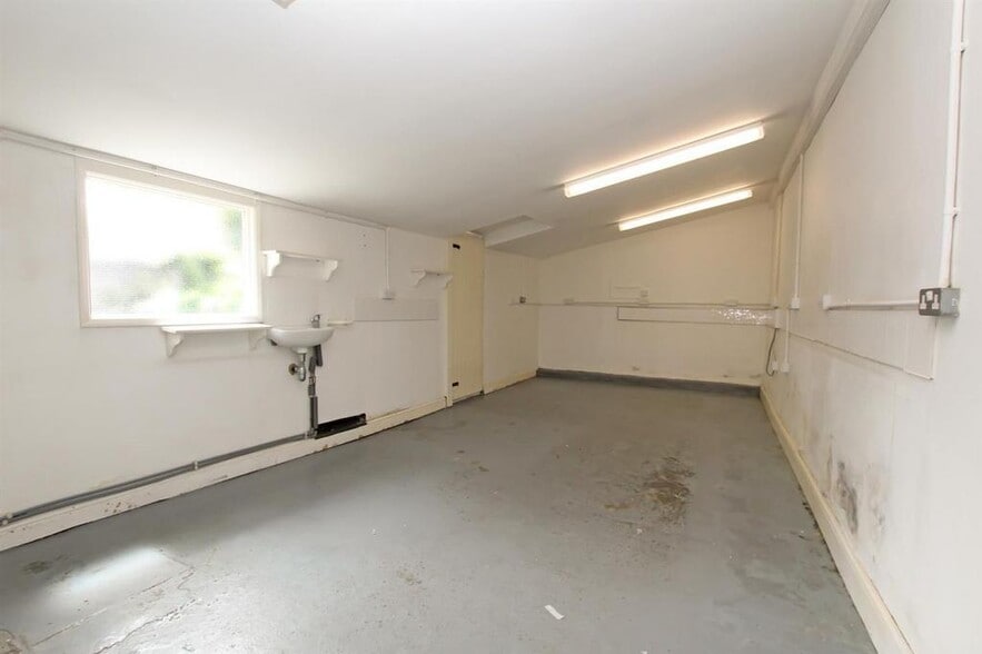 129 Chase Side, Enfield for sale - Building Photo - Image 3 of 12