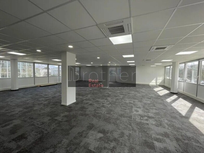 Office in Pessac for lease - Interior Photo - Image 1 of 7