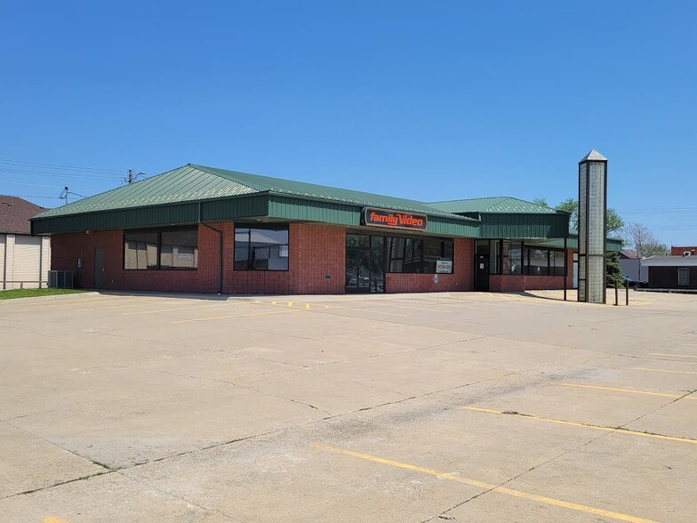 308 1st Ave E, Newton, IA for lease - Building Photo - Image 2 of 4