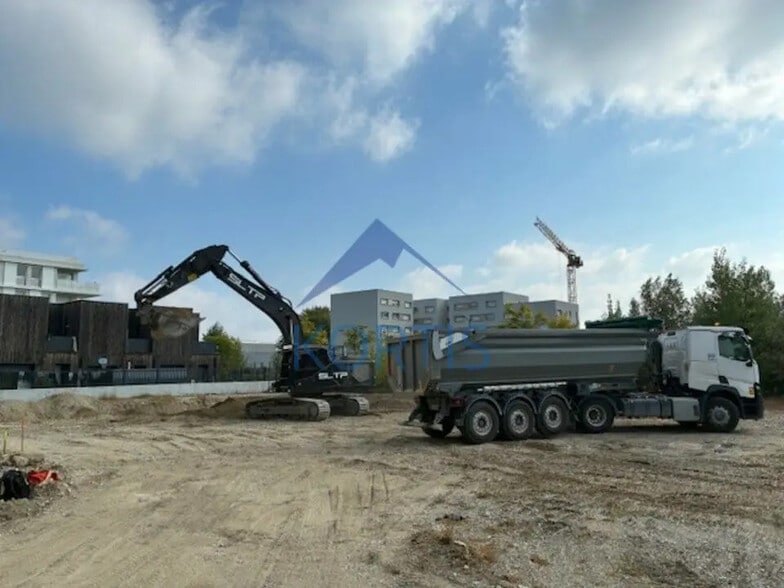 Retail in Vaulx-en-Velin for lease - Building Photo - Image 2 of 7