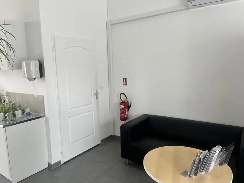 Office in Toulenne for lease - Interior Photo - Image 2 of 5