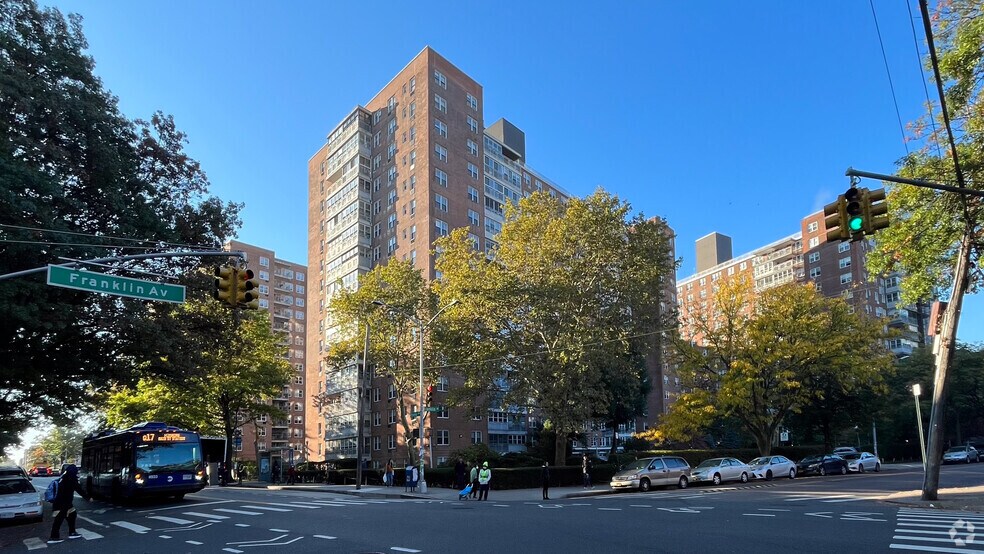 4310 Kissena Blvd, Flushing, NY 11355