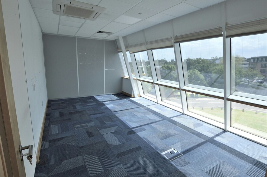 Hornbeam Park Ave, Harrogate for lease - Interior Photo - Image 2 of 5