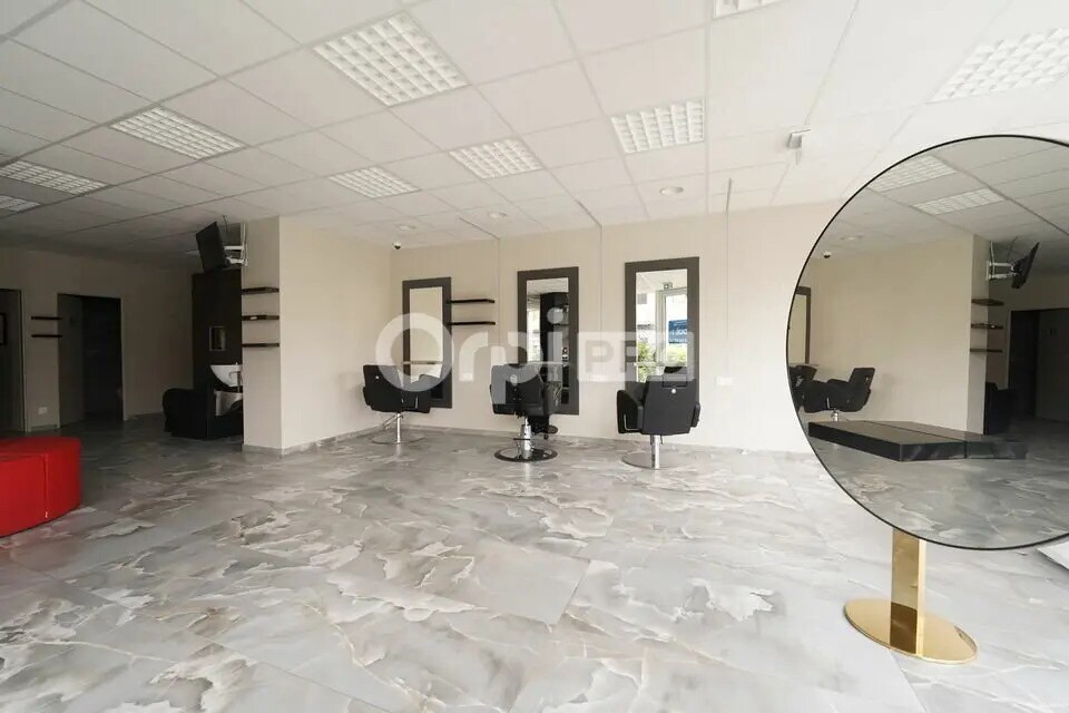 Retail in La Verpillière for lease Building Photo- Image 1 of 8