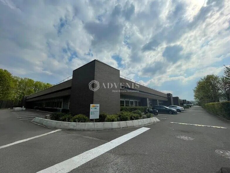 Flex in Trappes for lease - Building Photo - Image 2 of 2