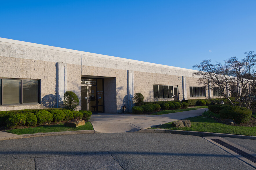 55 W Ames Ct, Plainview, NY for lease - Building Photo - Image 1 of 3