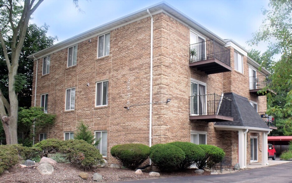 2555 E Maple Rd, Birmingham, MI for sale - Primary Photo - Image 1 of 1