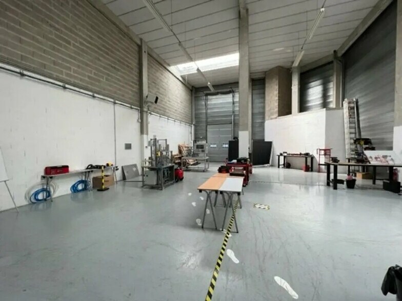 Flex in Émerainville for lease - Interior Photo - Image 3 of 7