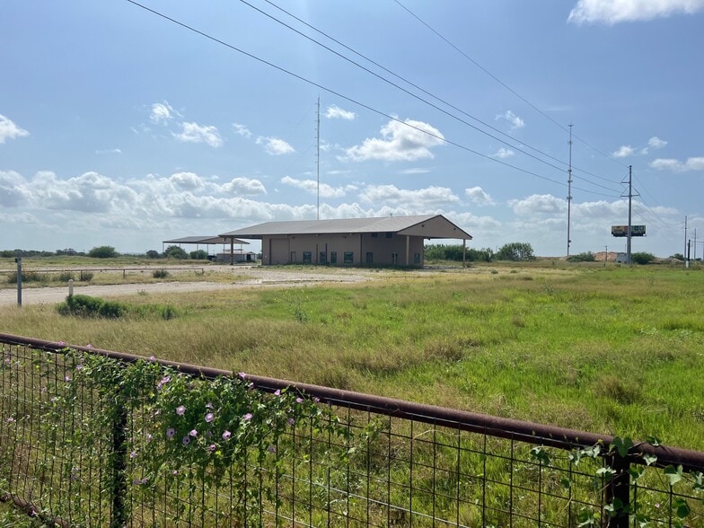 94600 I-37, Pleasanton, TX for lease - Building Photo - Image 1 of 19