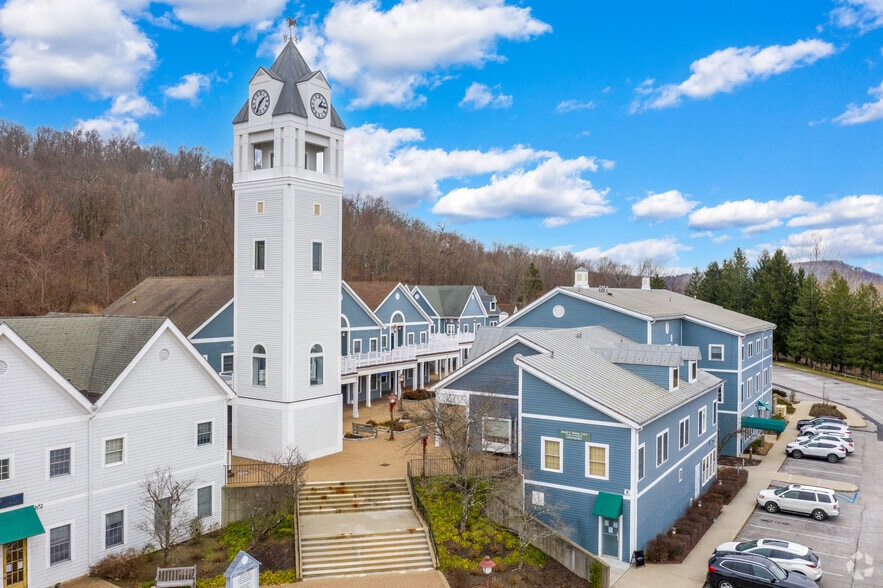 400 Clock Tower Commons, Brewster Village, NY for lease - Building Photo - Image 1 of 5