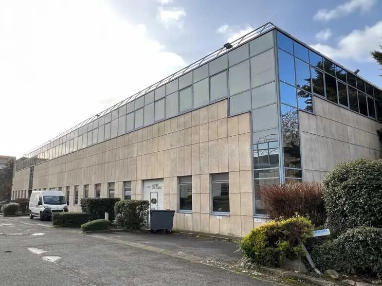 Flex in Chilly-Mazarin for sale - Building Photo - Image 1 of 7