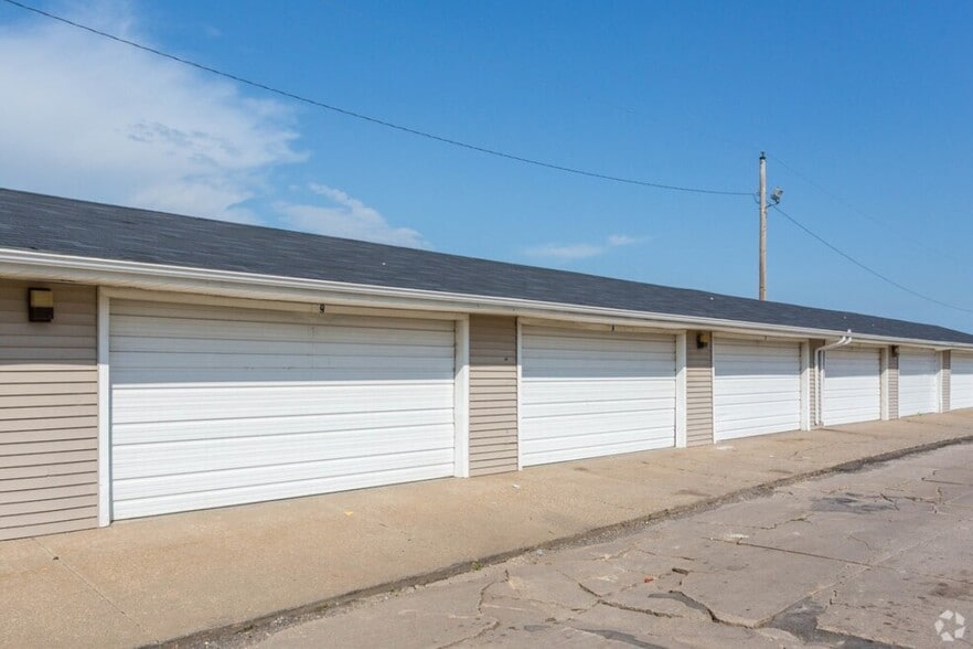 Clinton IA Apartment Portfolio portfolio of 3 properties for sale on LoopNet.com - Building Photo - Image 3 of 11