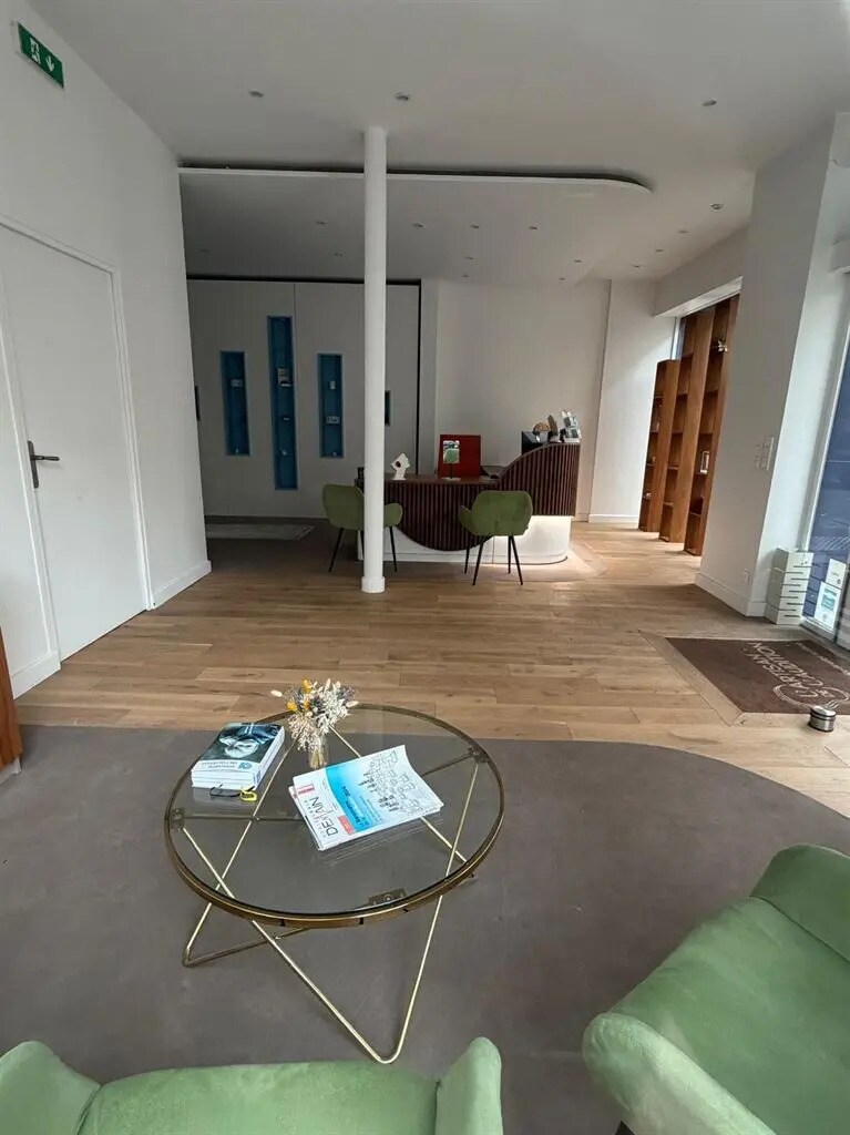 Retail in Paris for lease Building Photo- Image 1 of 3