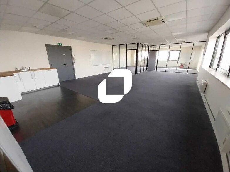 Office in Villebon-sur-Yvette for lease - Interior Photo - Image 2 of 13