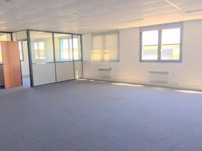 Rue Gustave Eiffel, Poissy for lease Interior Photo- Image 2 of 3