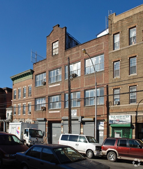 38-10 29 St, Long Island City, NY for lease - Building Photo - Image 3 of 4