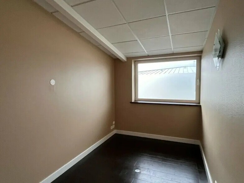 Office in Séné for lease - Interior Photo - Image 3 of 4