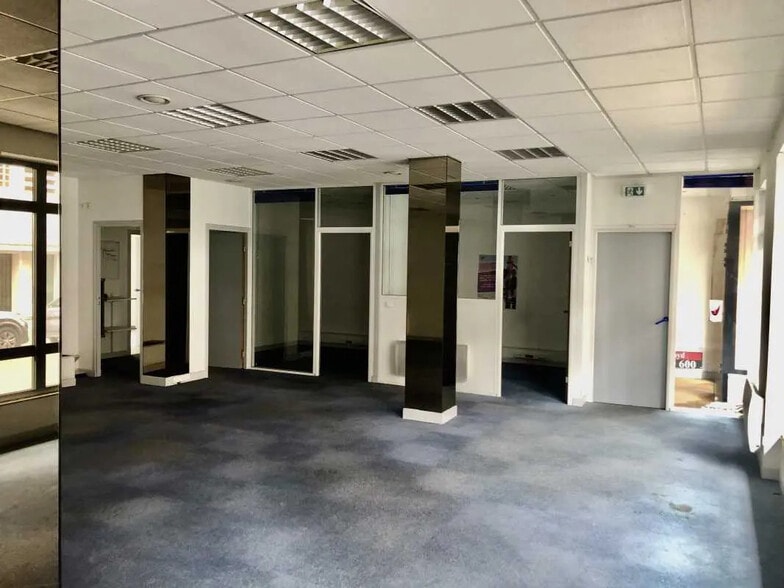 Retail in Beauvais for lease - Interior Photo - Image 2 of 8