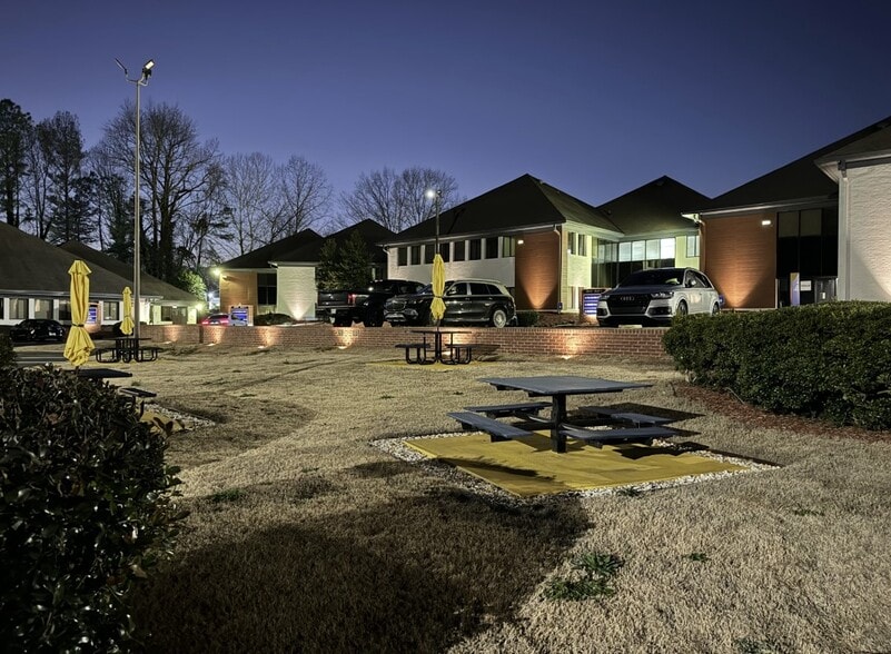 5815 Live Oak Pky, Norcross, GA for lease - Primary Photo - Image 1 of 5